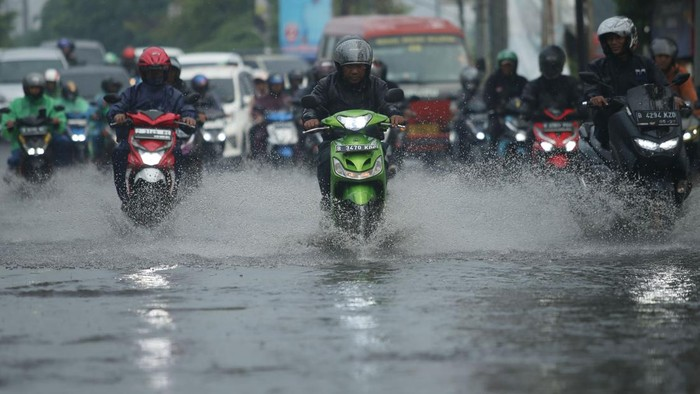 Dua Ruas Jalan di Jakarta Selatan Tergenang Banjir Akibat Hujan Deras